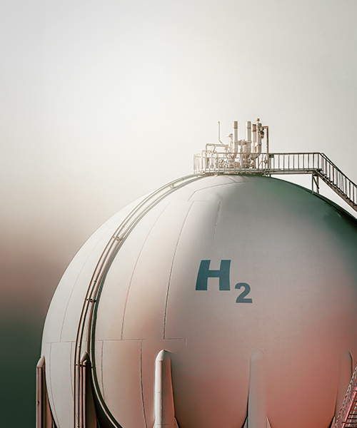 Two spherical tanks with H2 symbol on the side.